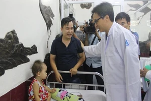 Phó Thủ tướng cám ơn các y, bác sĩ vất vả chống dịch