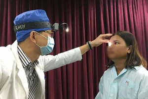 Đạn lạc trúng mắt khi đang đứng trước nhà