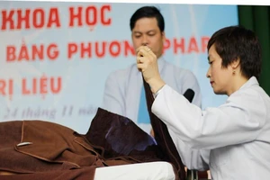 Chữa bệnh bằng lửa ở đâu để không tiền mất tật mang? 