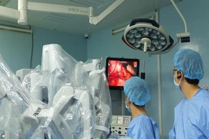 Phẫu thuật robot cứu thai phụ song sinh 