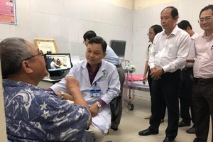 Khám bệnh ở trạm y tế được hội chẩn bệnh với bác sĩ tuyến cuối