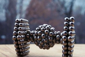 Bé gái thủng 4 chỗ trong ruột vì nuốt bi nam châm đồ chơi