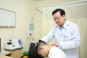 Thoát vị đĩa đệm nặng sau khi thu dọn cây gãy do bão