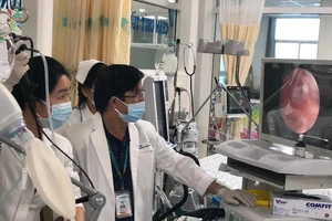 Người nhà khai bé hóc đậu phộng, bác sĩ gắp ra hạt mãng cầu