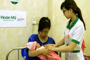 Mẹ bầu đi chơi, thai ngôi ngược lọt nửa người ra ngoài