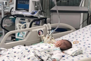 Uống thuốc sâu đựng trong chai trà xanh, bé trai nguy kịch