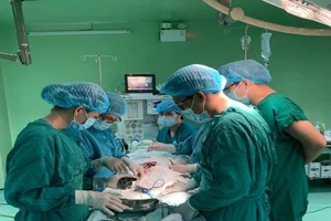 Một bệnh viện quận lần đầu tạo hình dương vật cho bệnh nhi