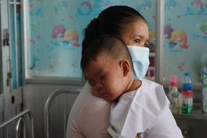 Cần chế tài xử lý người không đưa trẻ đi tiêm chủng? 