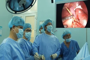 Tăm xuyên thủng lá lách vì…say rượu ngủ quên