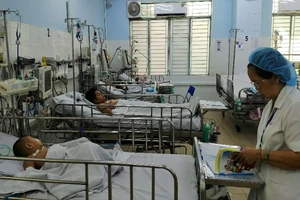 Đang chờ khám tiêu chảy, bé lên cơn co giật vì nắng nóng