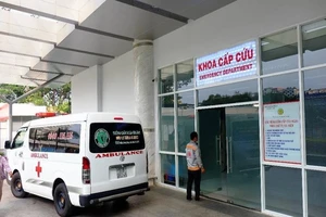 Bé gái bị lột mất mái tóc dài vì cuốn vào máy xay tiêu