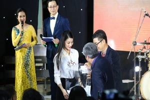 Đêm nhạc Blouse trắng quyên góp hơn 350 triệu cho sinh viên y 