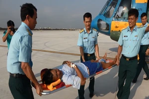 Trực thăng đưa người từ Trường Sa về đất liền cấp cứu