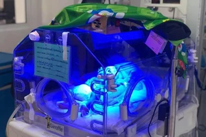 Bé gái vừa chào đời bị teo thực quản, không có hậu môn