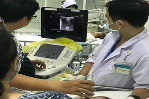 Câu chuyện phía sau ca mổ lúc 0 giờ cứu đôi mắt cho bé trai