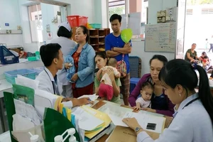 TP.HCM nắng nóng dài ngày, trẻ em người già thi nhau nhập viện