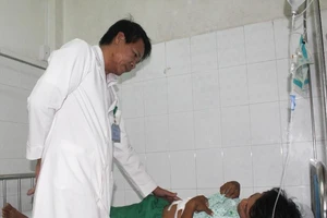 Té vỡ lách nguy kịch nhưng vẫn đi uống nước bình thường