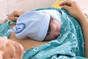 Sản phụ đẻ rơi con ngay giữa đường