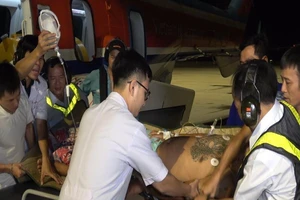  Máy bay xuyên đêm cấp cứu hai ngư dân ở Trường Sa