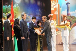 Quỹ học bổng Vừ A Dính nhận Huân chương Lao động hạng Nhất 