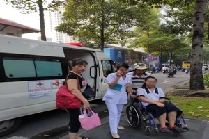 Thí sinh được bệnh viện 'hộ tống' đi thi vì mới mổ xong