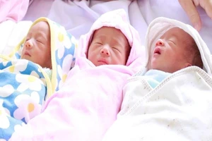 Sản phụ mang tam thai sinh 2 trai, 1 gái khỏe mạnh