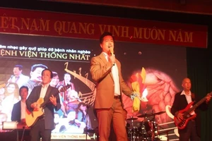 Các thầy thuốc hát quyên tiền ủng hộ bệnh nhân nghèo 