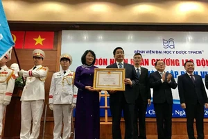 BV ĐH Y Dược TP.HCM nhận huân chương Lao động hạng Nhất