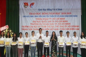 Quỹ học bổng Vừ A Dính trao 200 suất học bổng cho HS-SV nghèo