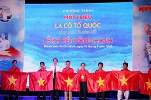 Trao cờ Tổ quốc đồng hành cùng ngư dân vươn khơi bám biển