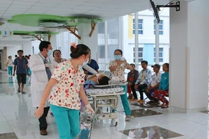 6 giờ giành giật mạng sống cho nữ sinh của hơn 20 y bác sĩ 