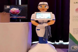 Bệnh viện 'sắm' điều dưỡng robot đón tiếp bệnh nhân
