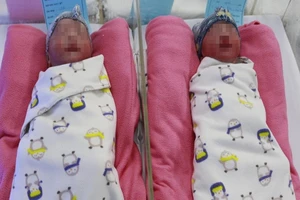 5 phút thần tốc cứu cặp sinh đôi bị sa dây rốn