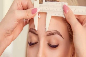 Xăm chân mày làm đẹp, một phụ nữ hôn mê nguy kịch