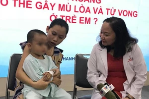 Chỉ bị viêm xoang nhưng bé trai 2 tuổi suýt mù mắt 