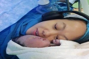 Mẹ sinh mổ được nghe nhạc, bé phẫu thuật được xem hoạt hình