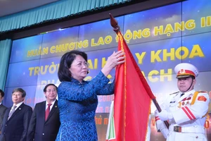 ĐH Y khoa Phạm Ngọc Thạch nhận huân chương Lao động hạng Nhì