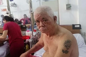 Tìm người thân cho cụ ông xăm hình bông hồng trên bắp tay