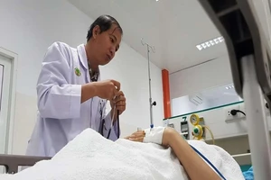 Bé gái 13 tuổi nhảy từ lầu 8 chung cư vẫn tỉnh táo