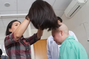 'Bà xã không ngờ tóc rụng nhanh và nhiều như thế'