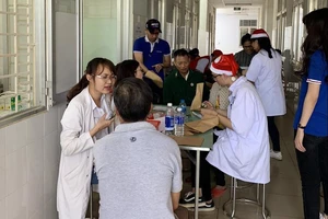 Giao lưu chiến sĩ trẻ, chăm sóc sức khỏe bà con nghèo 