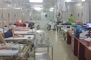 Hàng trăm học sinh đi dã ngoại phải cấp cứu sau khi ăn xôi gà