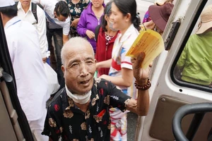 Bệnh nhân ung thư về quê trên 'Chuyến xe yêu thương'
