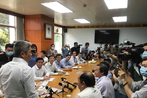 Thứ trưởng Bộ Y tế Nguyễn Trường Sơn thăm và làm việc với Bệnh viện Bệnh Nhiệt đới, nơi đang điều trị cho bệnh nhân quốc tịch Mỹ nhiễm nCoV thứ 3 được phát hiện tại TP.HCM.