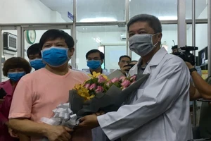 Bệnh nhân người Trung Quốc bị COVID-19 nói gì khi xuất viện?