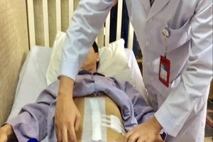 Bụng chứa khối u hơn 7 kg mà nghĩ do... uống bia 