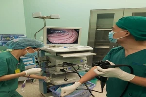 BS 'vật lộn' gắp chiếc ốc vít siêu nhọn trong ruột bé 2 tuổi