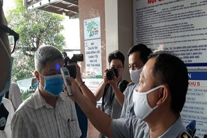 Thứ trưởng Bộ Y tế kiểm tra phòng dịch tại BV tư nhân ở TP.HCM