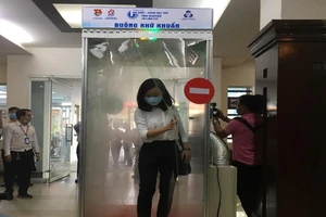 TP.HCM có buồng khử khuẩn di động toàn thân ngừa COVID-19 