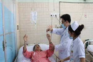 Bệnh nhân đang nằm viện đột nhiên đau đầu, hôn mê sâu